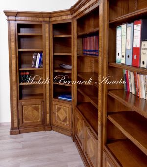 Libreria ad angolo costruita artigianalmente su misura in legno massello di noce con intarsi in ulivo
