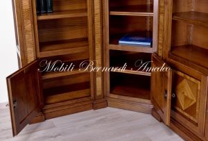 Libreria ad angolo costruita artigianalmente su misura in legno massello di noce con intarsi in ulivo