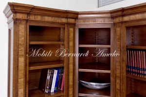 Libreria ad angolo costruita artigianalmente su misura in legno massello di noce con intarsi in ulivo