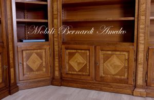 Libreria ad angolo costruita artigianalmente su misura in legno massello di noce con intarsi in ulivo