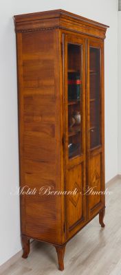 Libreria vetrina costruita con legno antico di noce stile classico 2 porte con intarsio