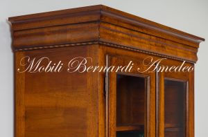 Libreria vetrina costruita con legno antico di noce stile classico 2 porte con intarsio