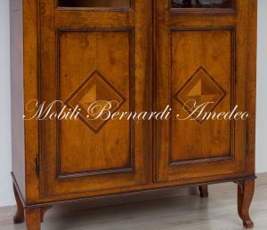Libreria vetrina costruita con legno antico di noce stile classico 2 porte con intarsio
