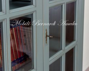 Libreria in legno massello 2 ante con griglia finitura laccata colore verde anticato e consumato