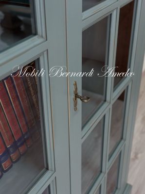 Libreria in legno massello 2 ante con griglia finitura laccata colore verde anticato e consumato