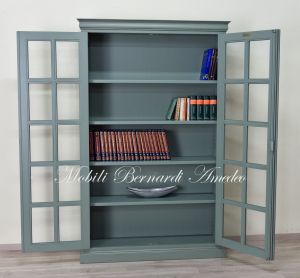 Libreria in legno massello 2 ante con griglia finitura laccata colore verde anticato e consumato