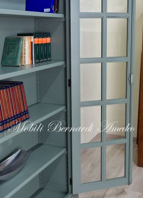 Libreria in legno massello 2 ante con griglia finitura laccata colore verde anticato e consumato