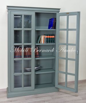 Libreria in legno massello 2 ante con griglia finitura laccata colore verde anticato e consumato