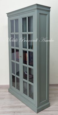 Libreria in legno massello 2 ante con griglia finitura laccata colore verde anticato e consumato