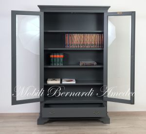 Libreria costruita in legno massello con finitura colorata grigio 2 ante e 1 cassetto