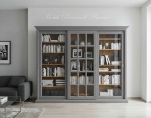 Vetrina libreria inserita in un soggiorno moderno realizzata in legno con 3 ante scorrevoli finitura colore grigio