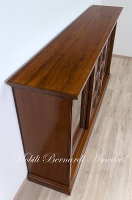 Credenza in legno con 3 ante scorrevoli a vetro finitura classica tinta noce
