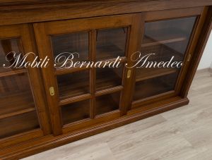 Credenza in legno con 3 ante scorrevoli a vetro finitura classica tinta noce