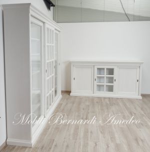 Credenza e libreria nello stesso stile con ante scorrevoli in legno e vetro finitura colore bianco