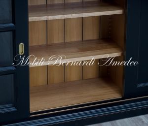 Credenza con 3 ante scorrevoli finitura laccata nero anticato e tinta legno chiaro