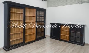 Libreria e credenza con ante scorrevoli finitura nero anticato e tinta legno chiaro