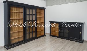 Libreria e credenza con ante scorrevoli finitura nero anticato e tinta legno chiaro