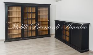 Libreria e credenza con ante scorrevoli finitura nero anticato e tinta legno chiaro