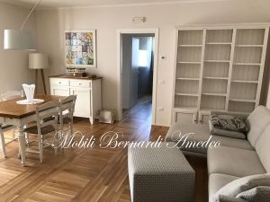 Libreria tavolo credenza e sedie in legno laccato bianco e rovere