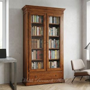 Libreria vetrina classica in legno di noce inserita in ambiente moderno