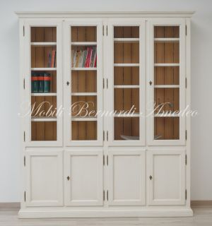 Libreria artigianale realizzata in legno massiccio con ante a vetro stile classico finitura colore bianco anticato