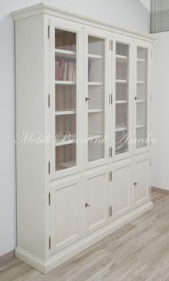 Libreria artigianale realizzata in legno massiccio con ante a vetro stile classico finitura colore bianco anticato