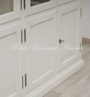 Libreria artigianale realizzata in legno massiccio con ante a vetro stile classico finitura colore bianco anticato