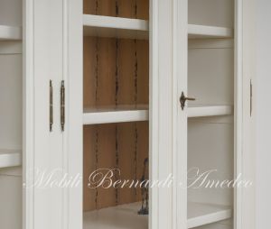 Libreria artigianale realizzata in legno massiccio con ante a vetro stile classico finitura colore bianco anticato