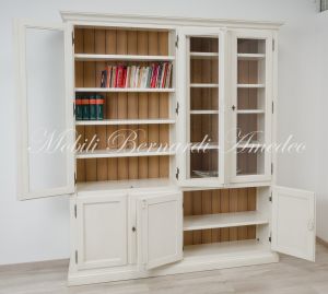 Libreria artigianale realizzata in legno massiccio con ante a vetro stile classico finitura colore bianco anticato