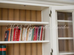Libreria artigianale realizzata in legno massiccio con ante a vetro stile classico finitura colore bianco anticato
