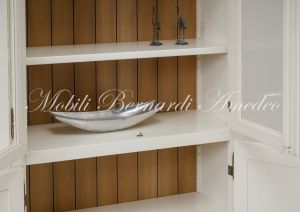Libreria artigianale realizzata in legno massiccio con ante a vetro stile classico finitura colore bianco anticato