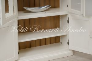 Libreria artigianale realizzata in legno massiccio con ante a vetro stile classico finitura colore bianco anticato