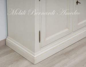 Libreria artigianale realizzata in legno massiccio con ante a vetro stile classico finitura colore bianco anticato