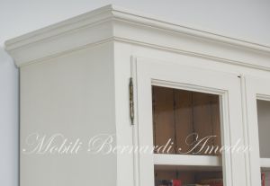 Libreria artigianale realizzata in legno massiccio con ante a vetro stile classico finitura colore bianco anticato