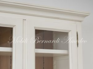 Libreria artigianale realizzata in legno massiccio con ante a vetro stile classico finitura colore bianco anticato