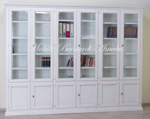 Grande libreria classica con ante a vetro realizzata artigianalmente in legno massello con finitura colore bianco anticato