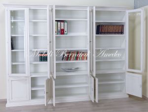 Grande libreria classica con ante a vetro realizzata artigianalmente in legno massello con finitura colore bianco anticato