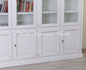 Grande libreria classica con ante a vetro realizzata artigianalmente in legno massello con finitura colore bianco anticato
