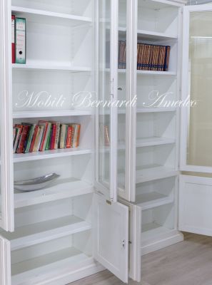 Grande libreria classica con ante a vetro realizzata artigianalmente in legno massello con finitura colore bianco anticato