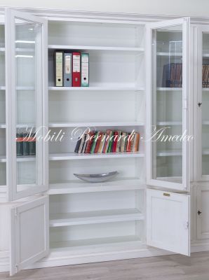 Grande libreria classica con ante a vetro realizzata artigianalmente in legno massello con finitura colore bianco anticato
