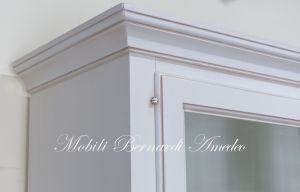 Grande libreria classica con ante a vetro realizzata artigianalmente in legno massello con finitura colore bianco anticato