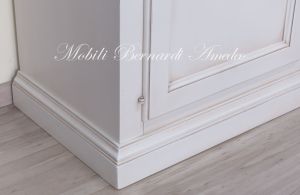 Grande libreria classica con ante a vetro realizzata artigianalmente in legno massello con finitura colore bianco anticato