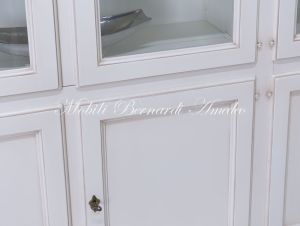 Grande libreria classica con ante a vetro realizzata artigianalmente in legno massello con finitura colore bianco anticato
