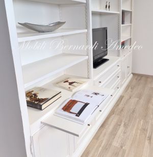 Libreria da soggiorno in legno finitura colore bianco con zona porta Tv