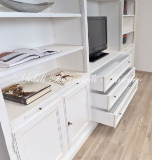 Libreria da soggiorno in legno finitura colore bianco con zona porta Tv