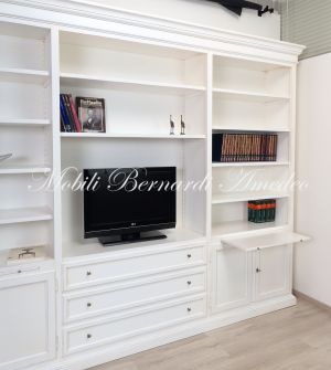 Libreria da soggiorno in legno finitura colore bianco con zona porta Tv