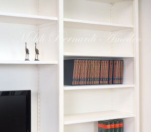 Libreria da soggiorno in legno finitura colore bianco con zona porta Tv