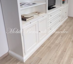 Libreria da soggiorno in legno finitura colore bianco con zona porta Tv