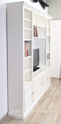 Libreria da soggiorno con vano centrale per Tv costruita artigianalmente in legno massiccio finitura colore bianco