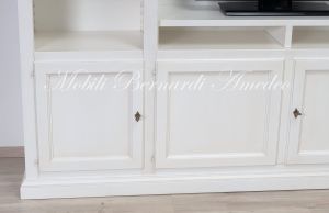 Libreria da soggiorno con vano centrale per Tv costruita artigianalmente in legno massiccio finitura colore bianco